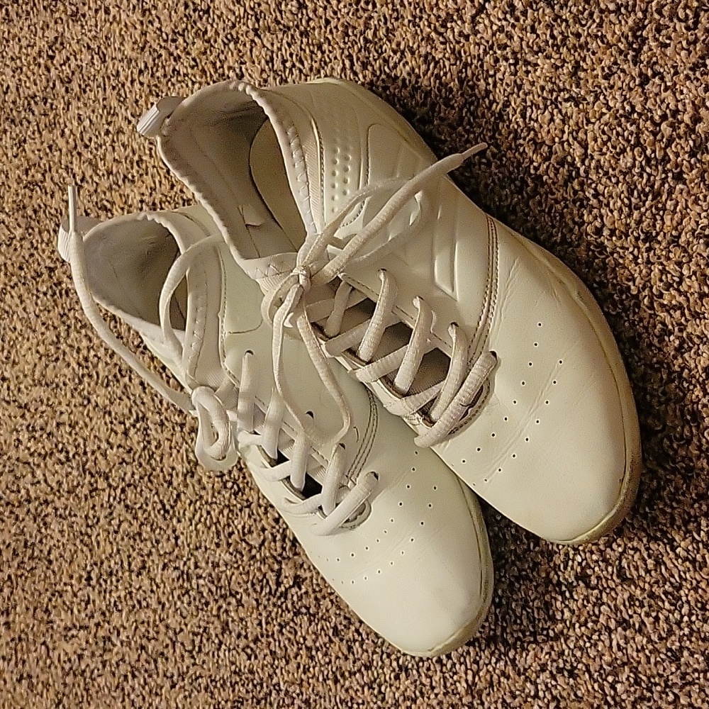 Cheer shoes